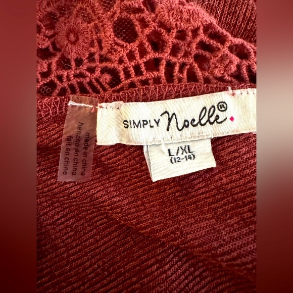 Simply Noelle Red Long Sleeve Laced Relaxed Tunic size L/XL - Picture 8 of 9
